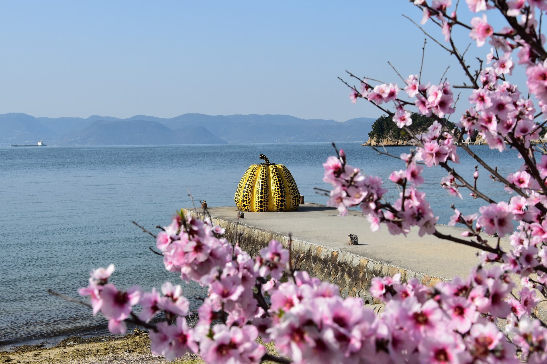 T+L MARK LAKIN SETO INLAND SEAyayoi-kusama-4179911_1920