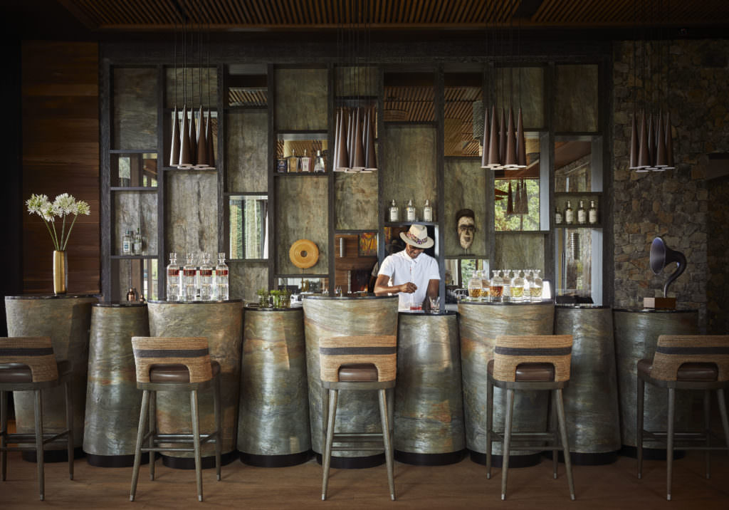 OO_GorillasNest_FB_Nest_Bar_Barman_2658_MASTER OO_GorillasNest_FB_Nest_Bar_Barman_2658_MASTER