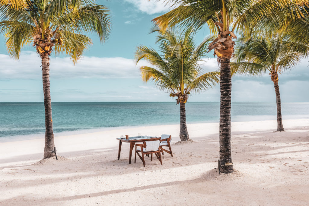 Miavana - Dining - Breakfast on Beach 2500px 007