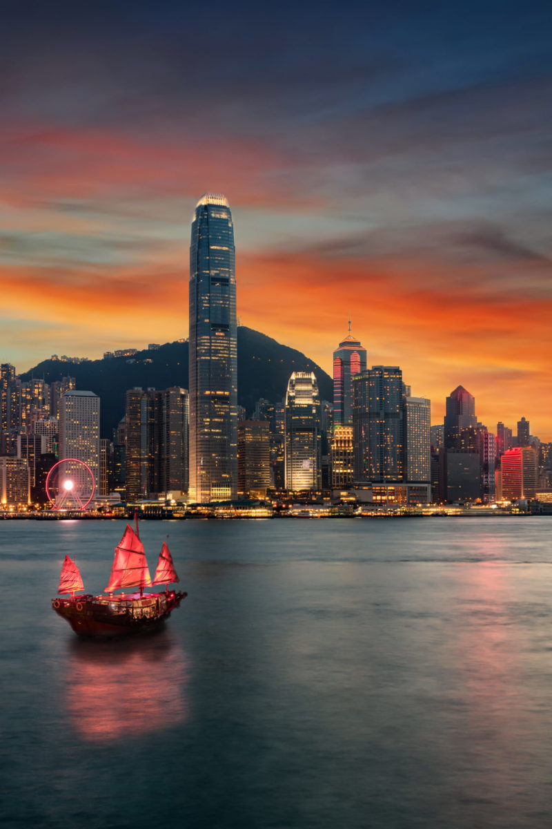 Blick auf den Victoria Harbour und die beleuchtete Skyline von H