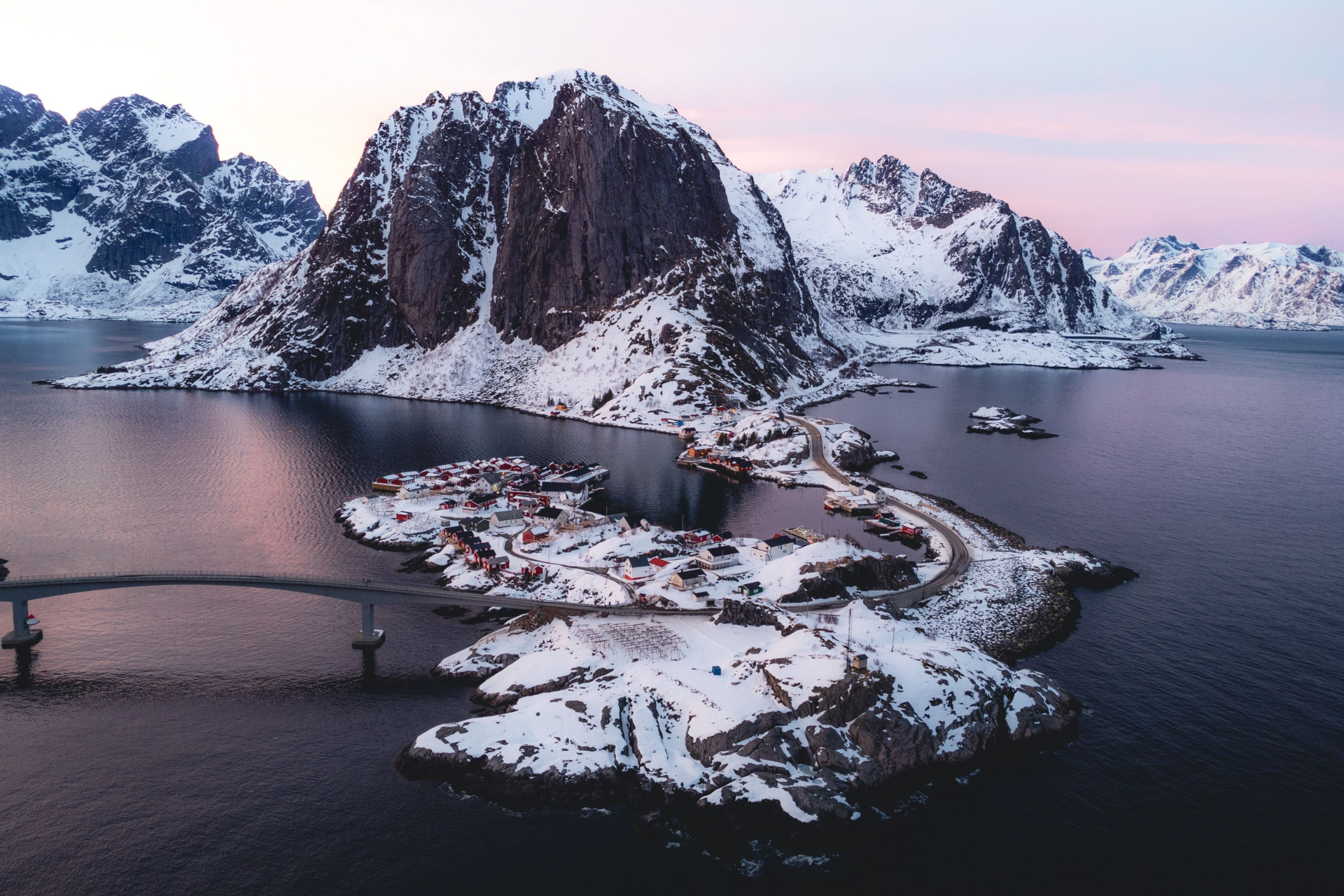 Why combine Norway and Finnish Lapland for a northern lights trip?
